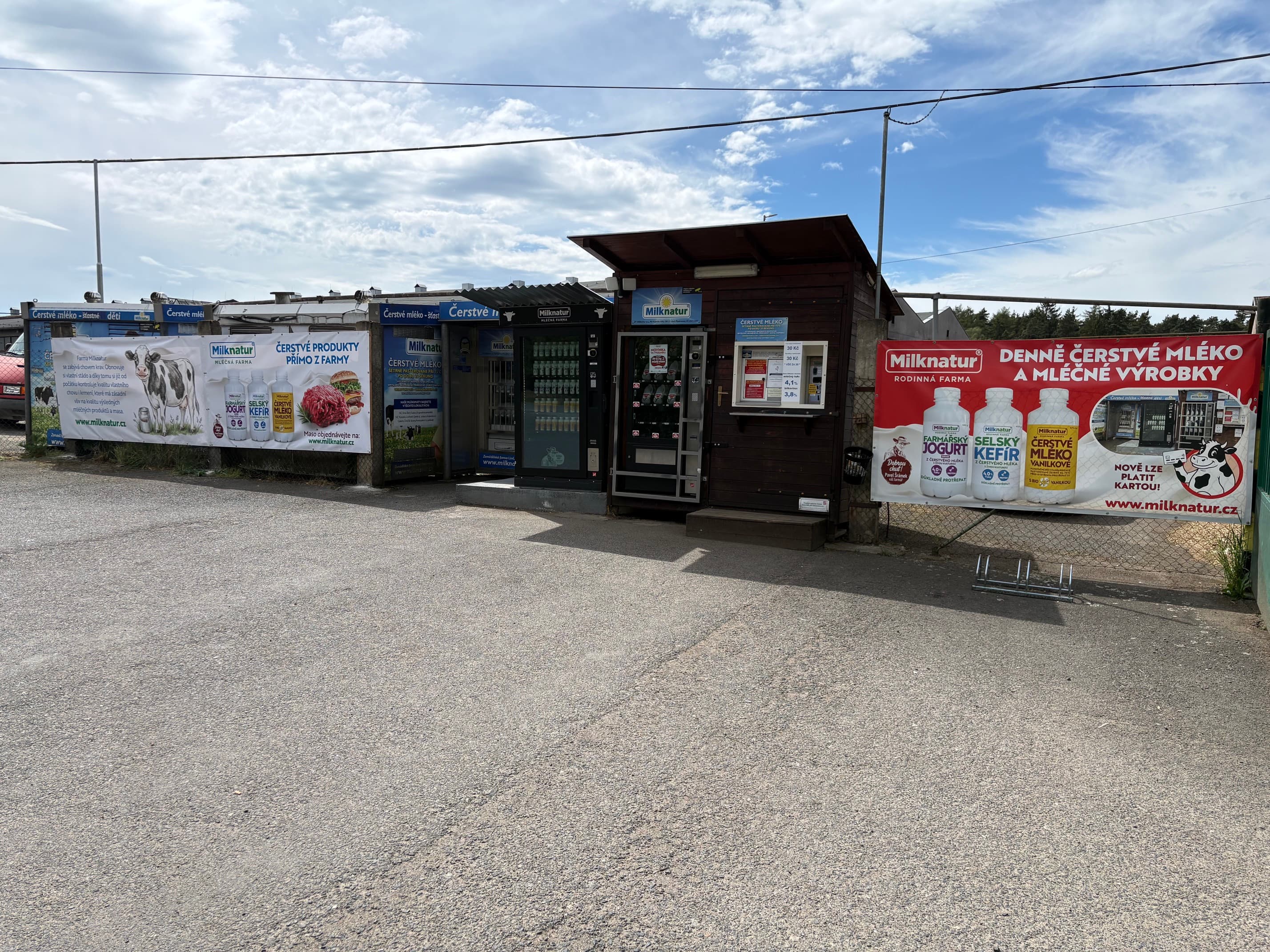 Mlékomat a výdejník Milknatur u farmy